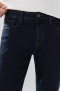 Jean slim infaltables azul intenso con bolsillos y tiro bajo
