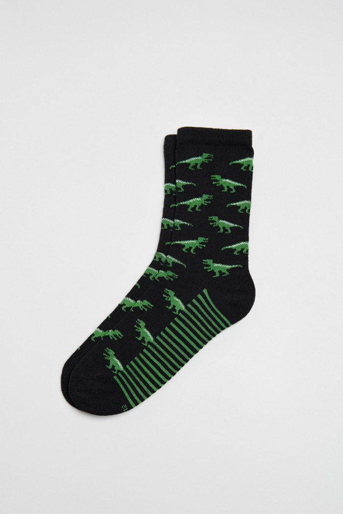 Medias negras largas con diseños de dinosaurios verdes
