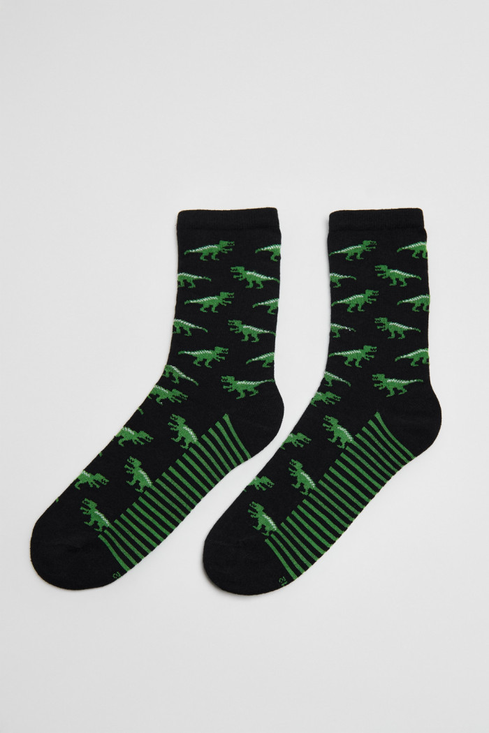 Medias negras largas con diseños de dinosaurios verdes
