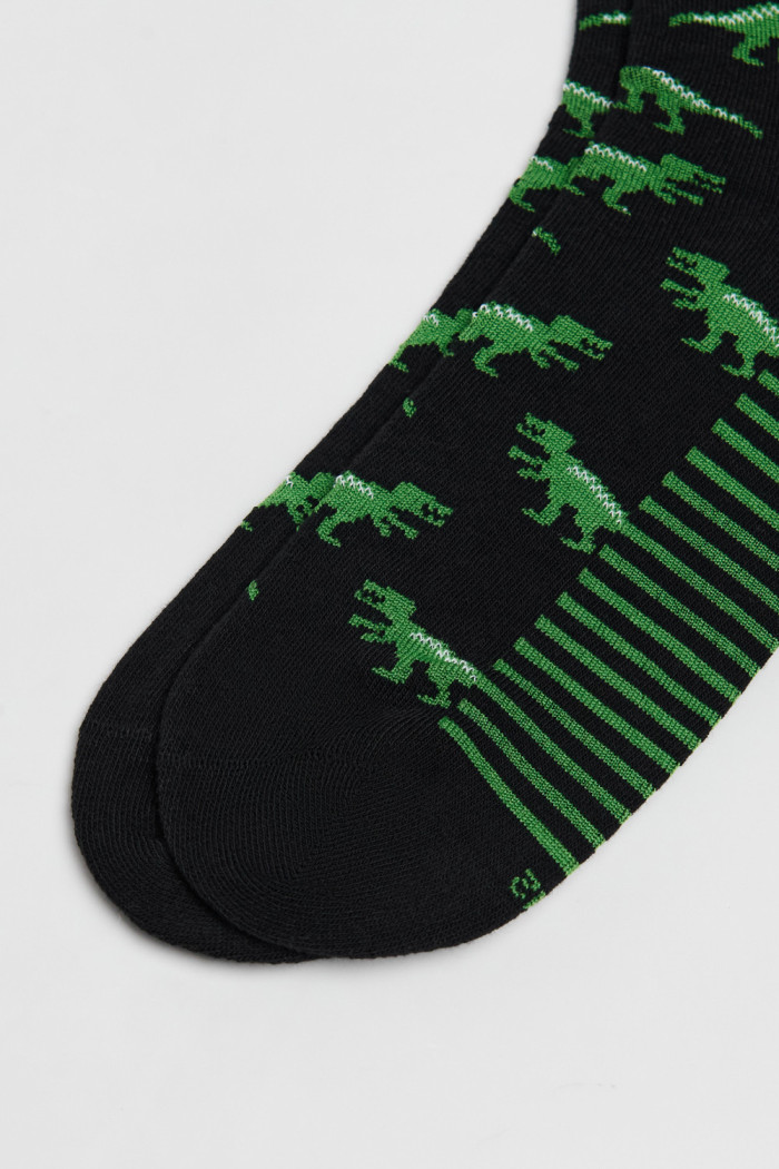 Medias negras largas con diseños de dinosaurios verdes
