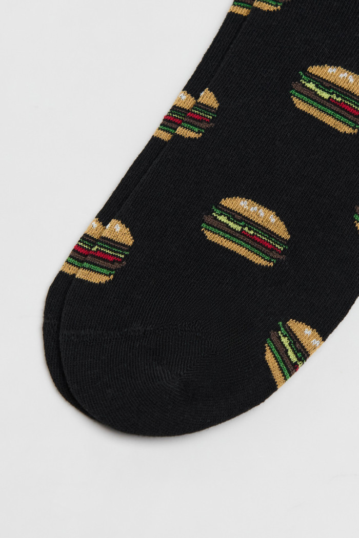 Medias negras tobilleras con diseños de hamburguesas
