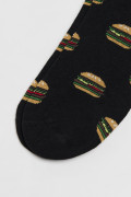 Medias negras tobilleras con diseños de hamburguesas
