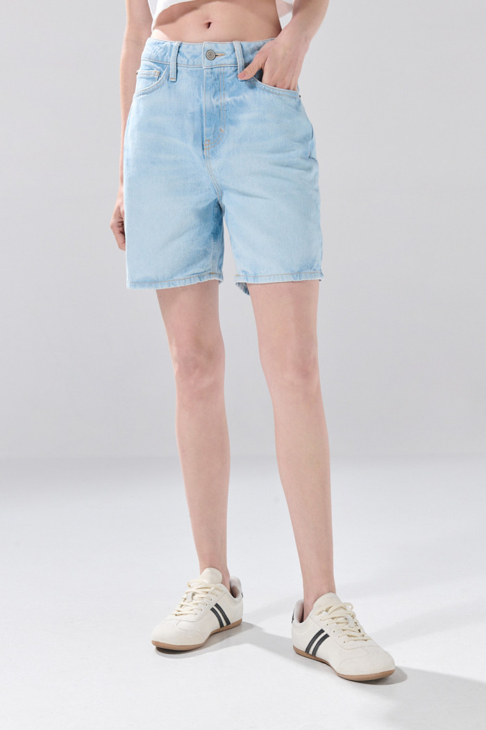 Short de jean azul claro súper tiro alto con desgastes
