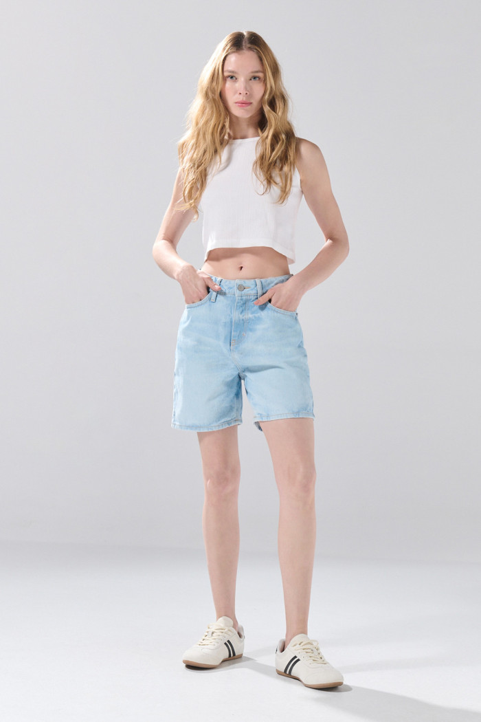 Short de jean azul claro súper tiro alto con desgastes
