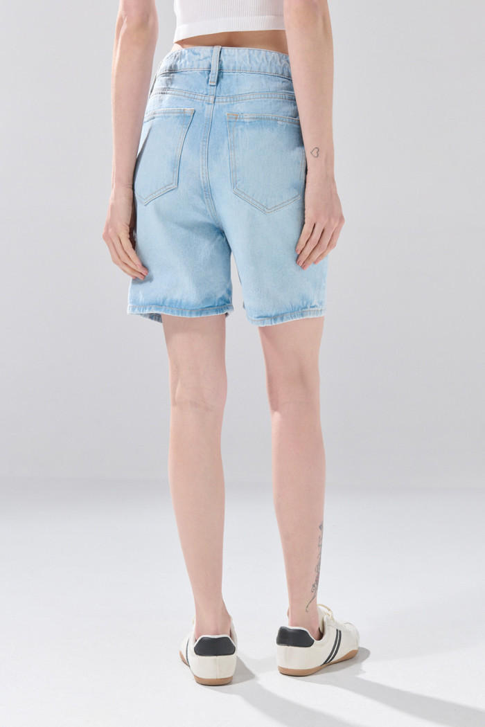 Short de jean azul claro súper tiro alto con desgastes
