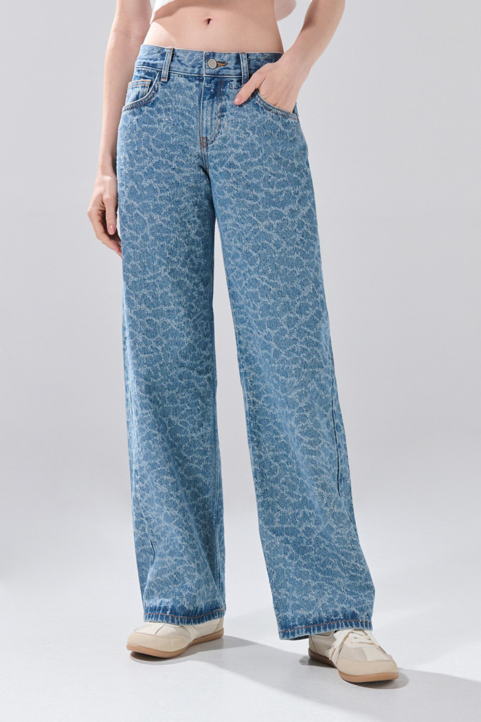 Jean loose tiro bajo azul medio con diseños y bota amplia