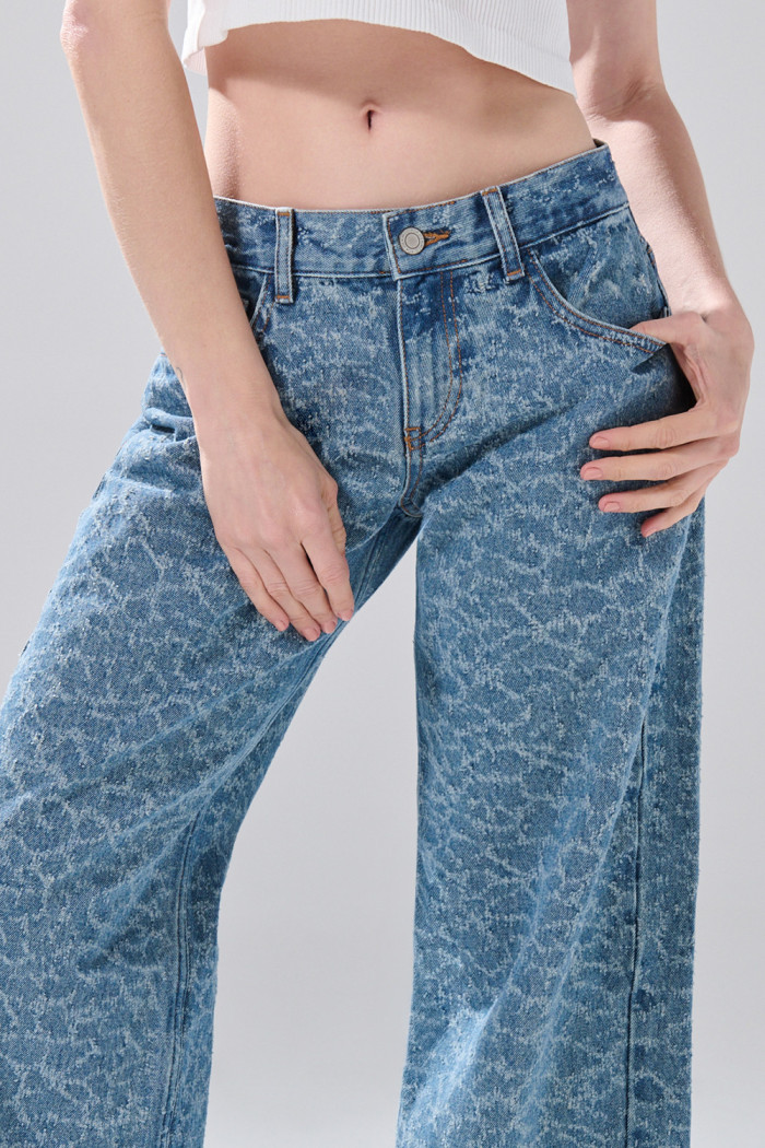 Jean loose tiro bajo azul medio con diseños y bota amplia