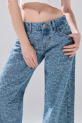 Jean loose tiro bajo azul medio con diseños y bota amplia