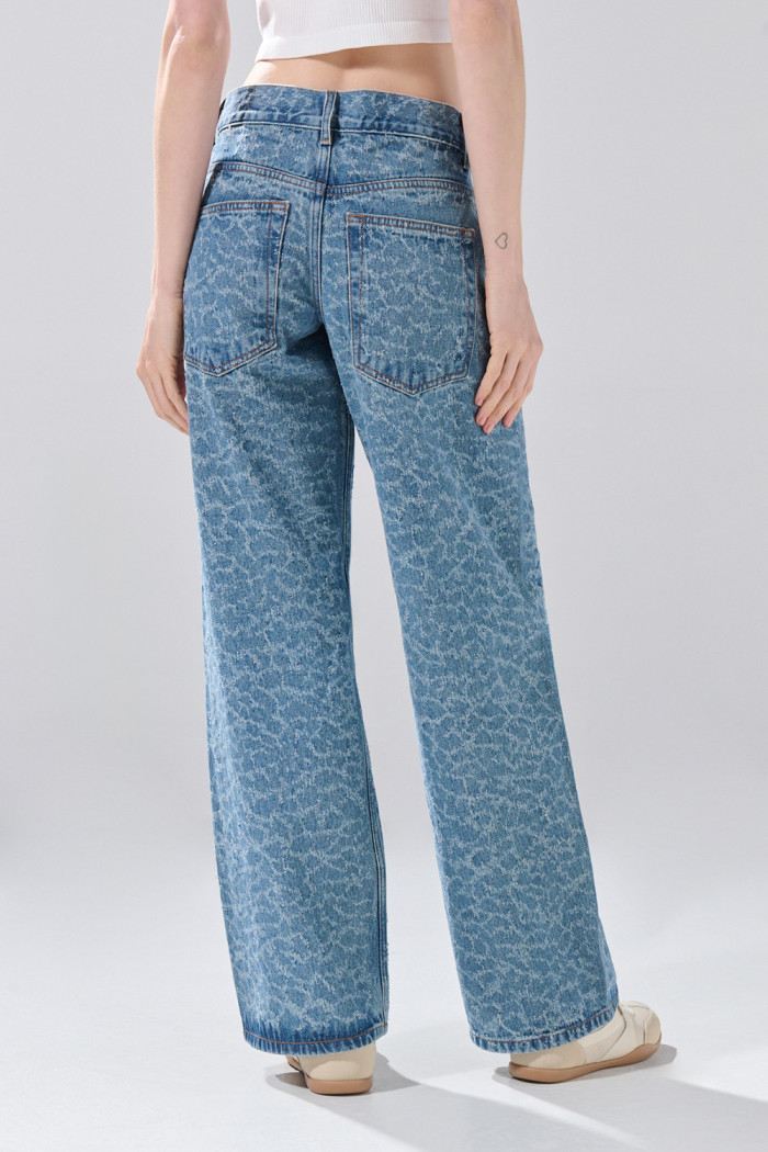 Jean loose tiro bajo azul medio con diseños y bota amplia