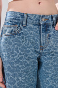 Jean loose tiro bajo azul medio con diseños y bota amplia