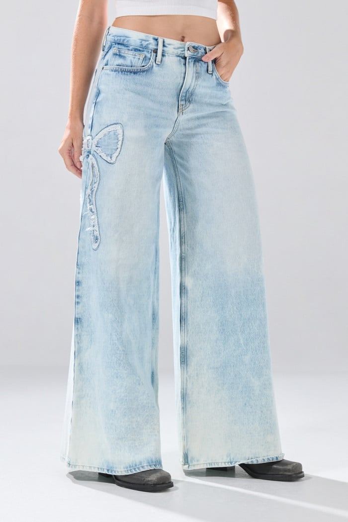 Jean palazzo azul claro con bota ancha y moño decorativo
