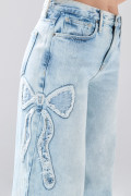 Jean palazzo azul claro con bota ancha y moño decorativo
