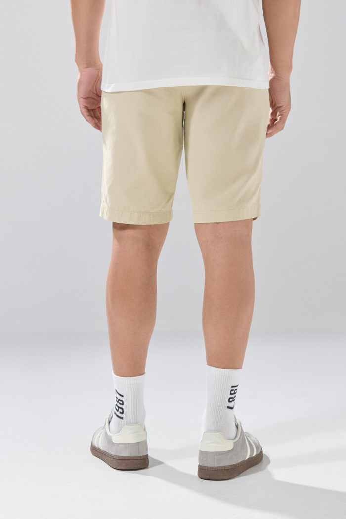 Bermuda de dril unicolor con tiro bajo y bolsillos