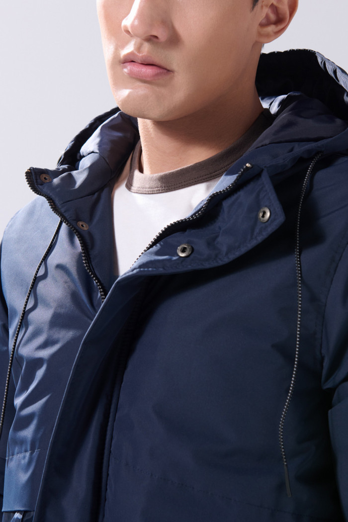 Chaqueta azul intensa acolchada con cremallera y capota