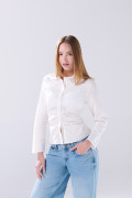 Blusa manga larga blanca con cuello camisero y botones
