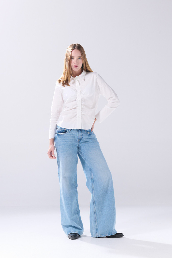 Blusa manga larga blanca con cuello camisero y botones
