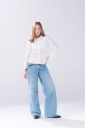 Blusa manga larga blanca con cuello camisero y botones

