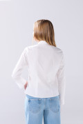 Blusa manga larga blanca con cuello camisero y botones
