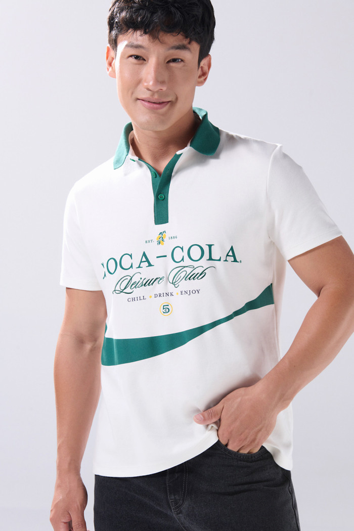 Camiseta polo crema clara con diseños de Coca-Cola
