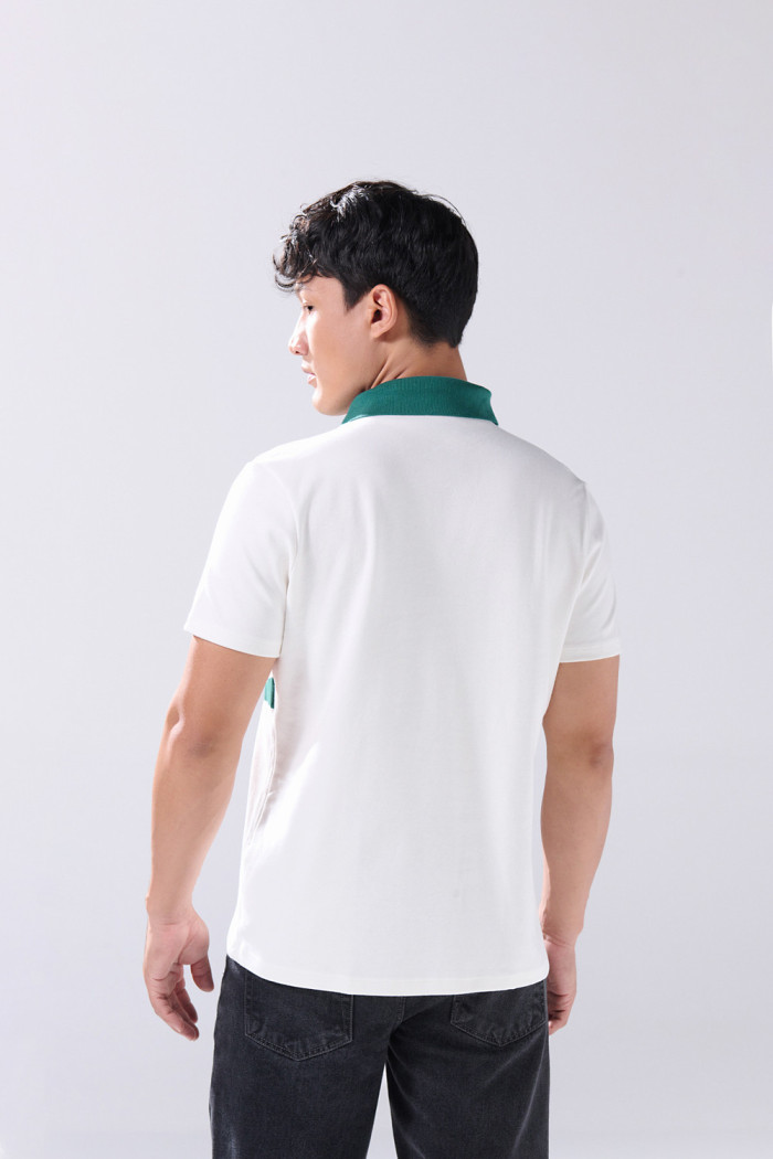 Camiseta polo crema clara con diseños de Coca-Cola
