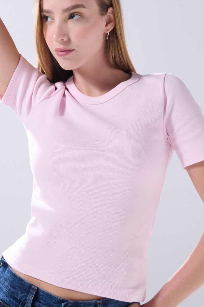 Camiseta cuello redondo rosada clara con texturas de canal
