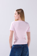 Camiseta cuello redondo rosada clara con texturas de canal
