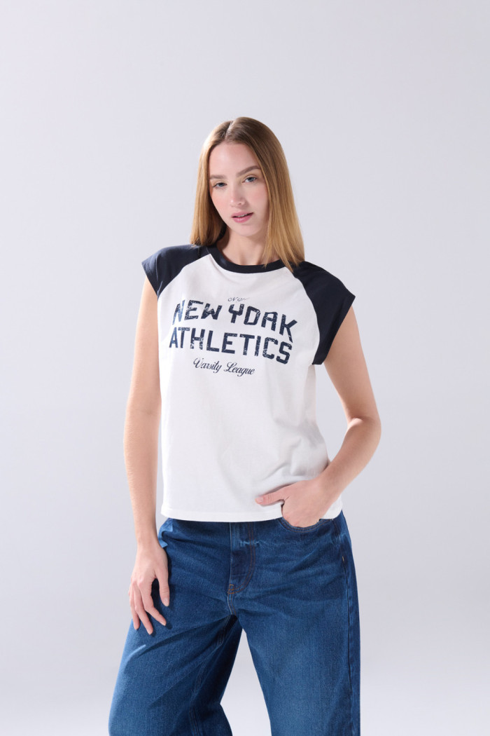 Camiseta manga ranglan corta crema clara con arte college
