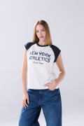 Camiseta manga ranglan corta crema clara con arte college
