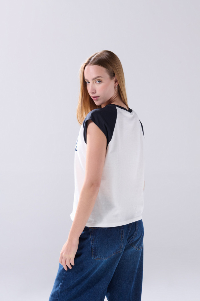 Camiseta manga ranglan corta crema clara con arte college
