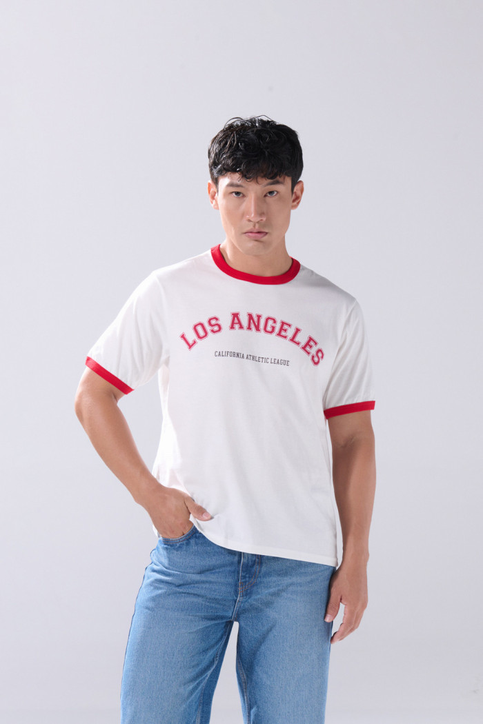 Camiseta crema college con contrastes rojos y manga corta
