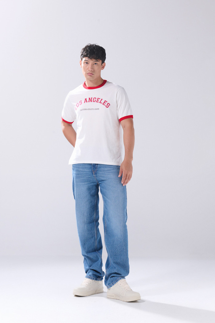 Camiseta crema college con contrastes rojos y manga corta
