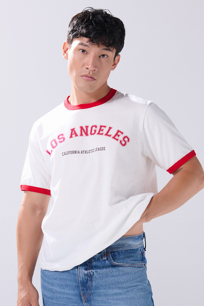 Camiseta crema college con contrastes rojos y manga corta
