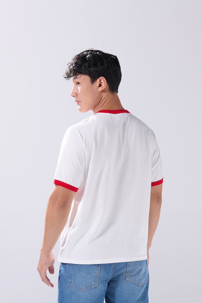 Camiseta crema college con contrastes rojos y manga corta
