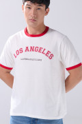 Camiseta crema college con contrastes rojos y manga corta
