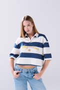 Camiseta cuello polo crema con rayas y diseño college
