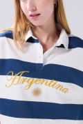 Camiseta cuello polo crema con rayas y diseño college
