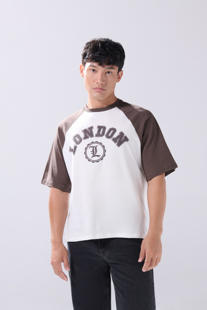 Camiseta crema con arte college y manga ranglan corta
