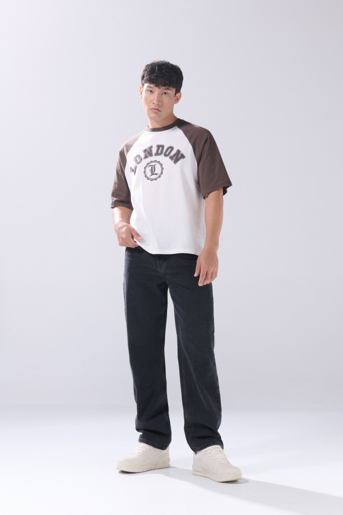 Camiseta crema con arte college y manga ranglan corta
