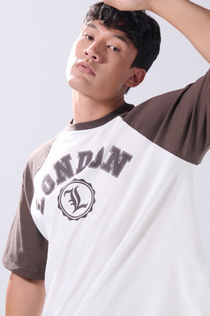 Camiseta crema con arte college y manga ranglan corta
