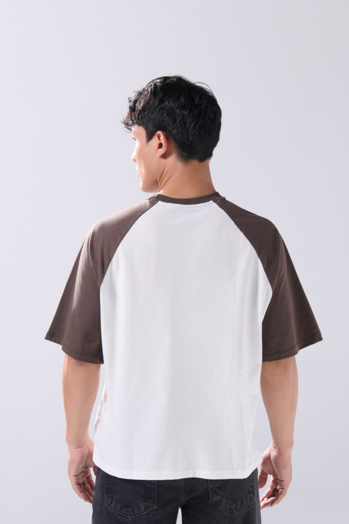 Camiseta crema con arte college y manga ranglan corta
