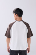 Camiseta crema con arte college y manga ranglan corta
