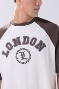 Camiseta crema con arte college y manga ranglan corta
