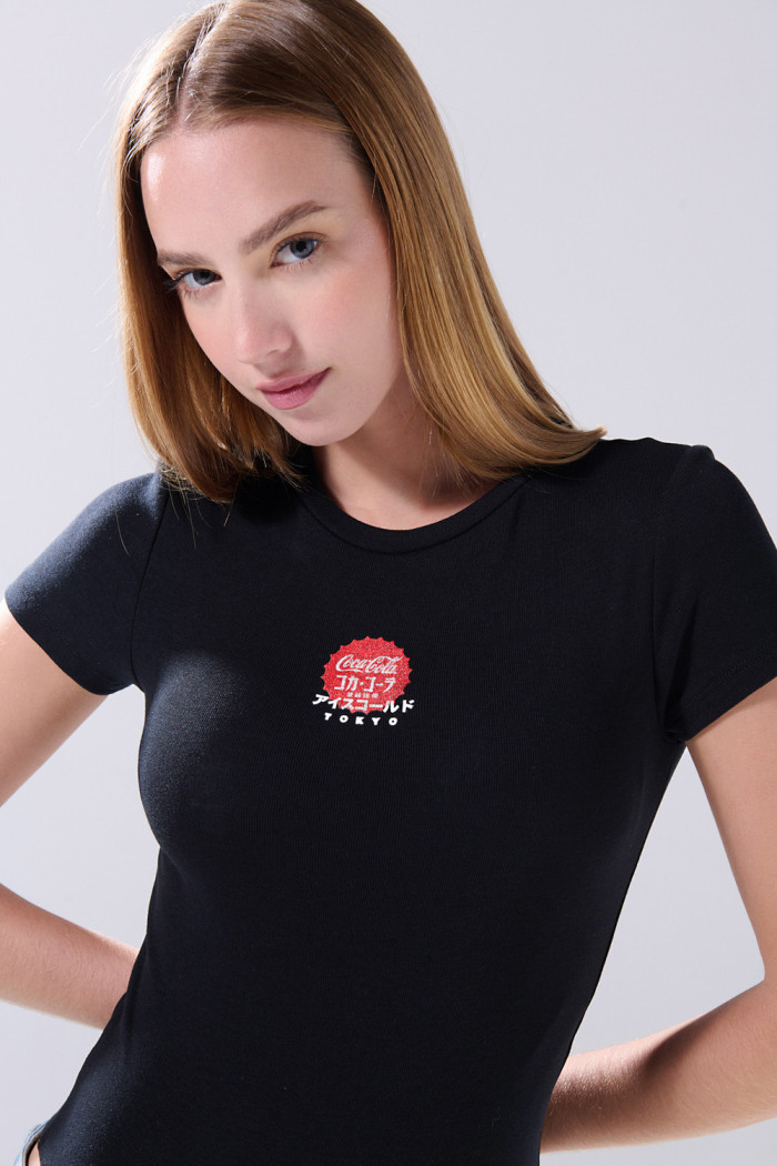 Body negro con manga corta y diseño de Coca-Cola
