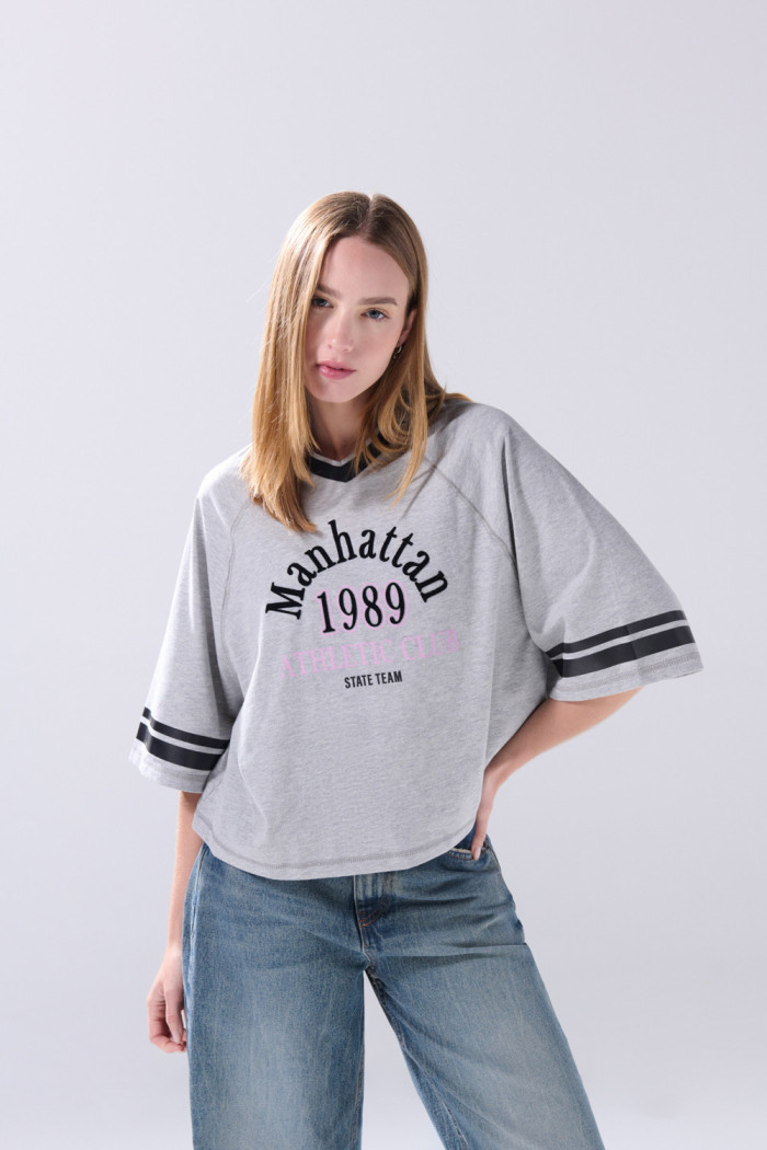Camiseta crop top oversize gris college con manga ranglan
