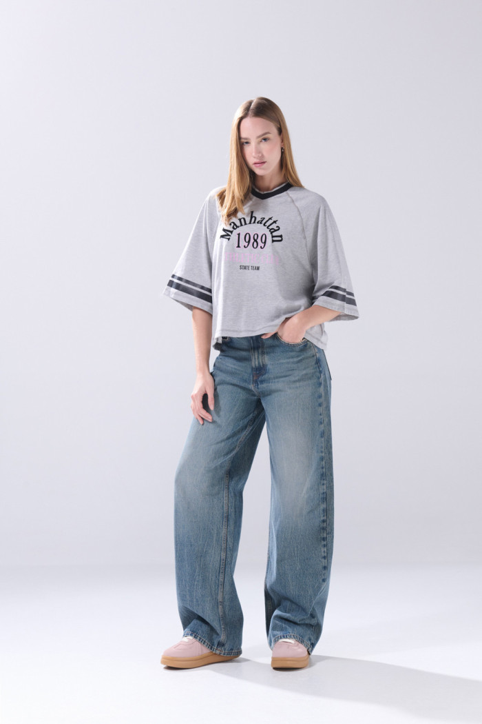 Camiseta crop top oversize gris college con manga ranglan
