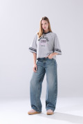 Camiseta crop top oversize gris college con manga ranglan

