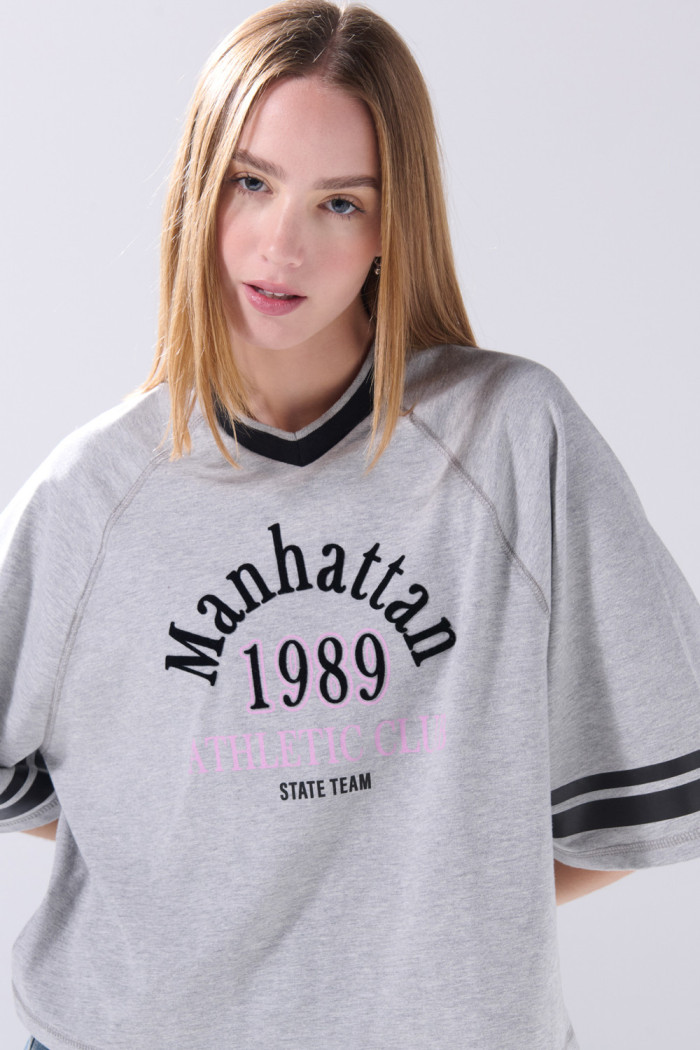 Camiseta crop top oversize gris college con manga ranglan
