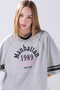Camiseta crop top oversize gris college con manga ranglan
