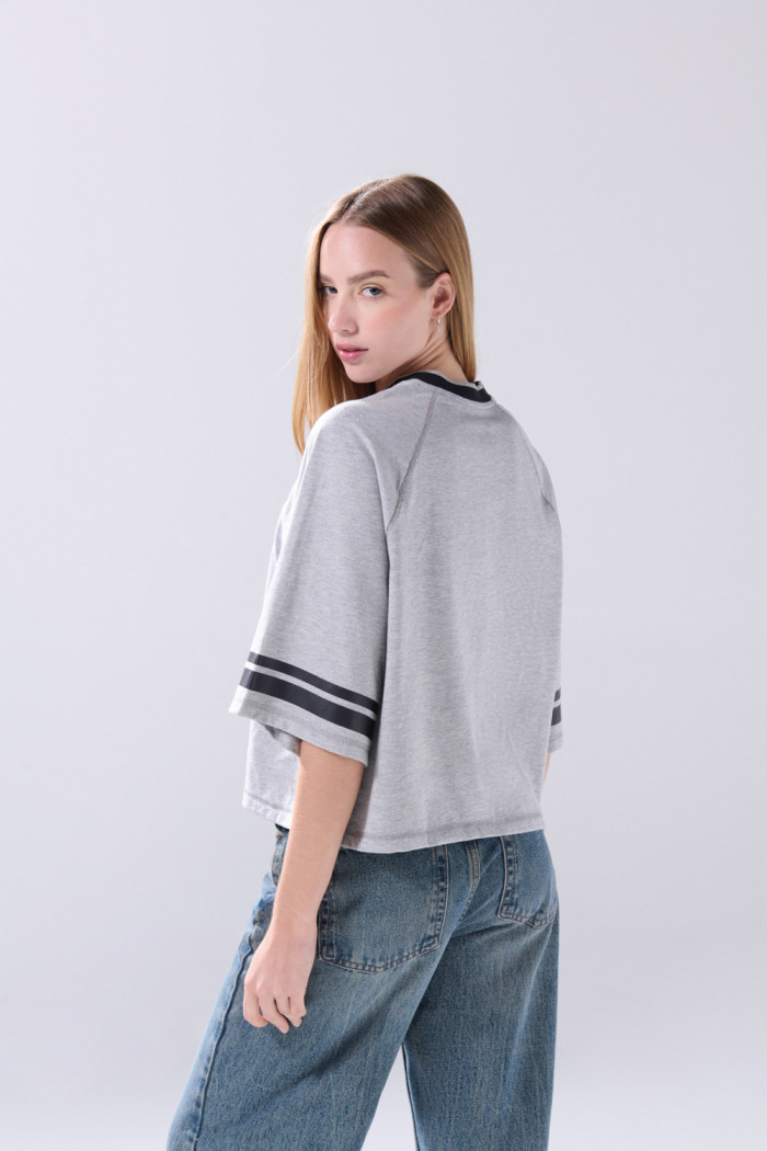 Camiseta crop top oversize gris college con manga ranglan
