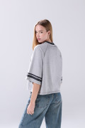 Camiseta crop top oversize gris college con manga ranglan
